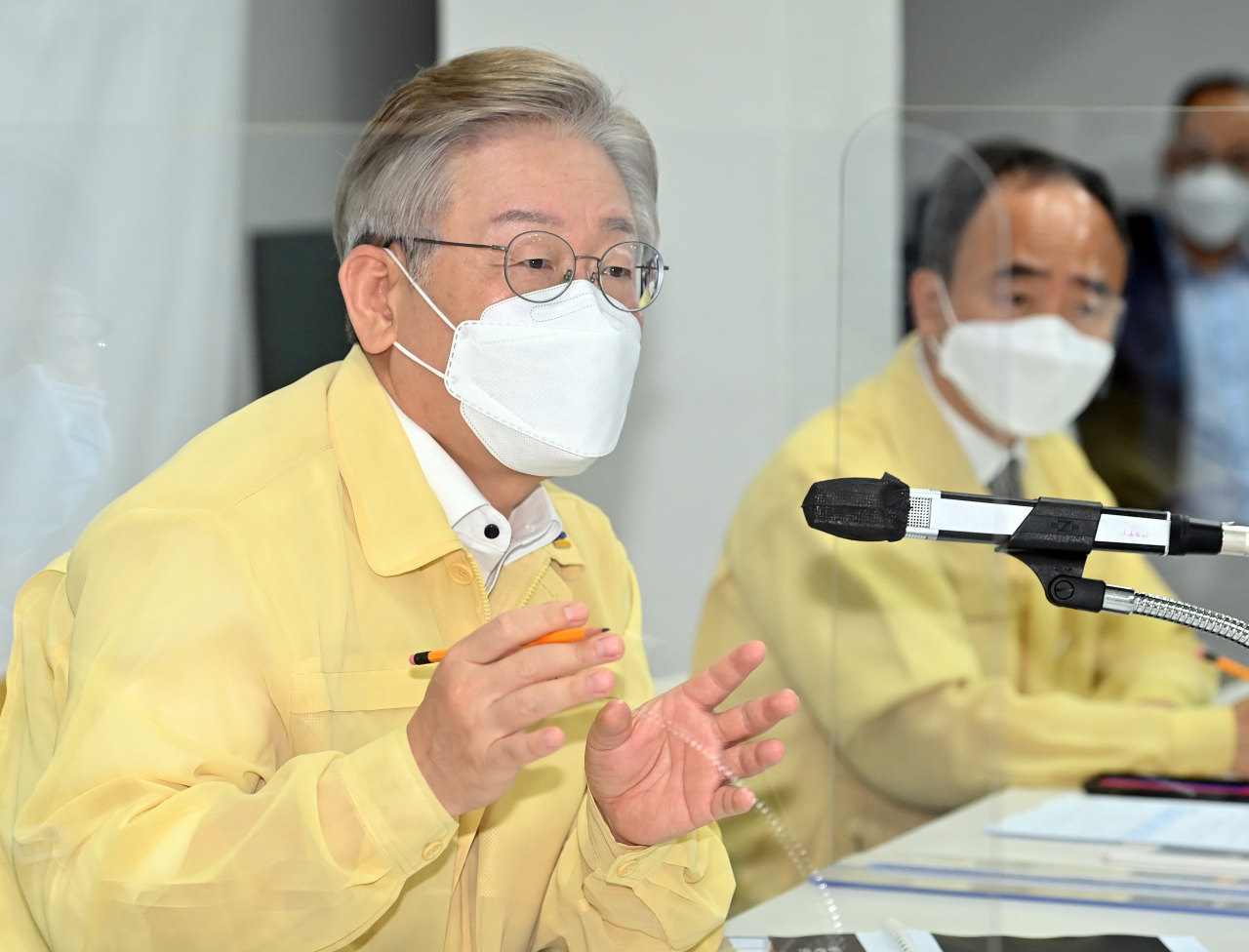이재명 경기도지사가 8일 오후 경기도 제2호 특별생활치료센터로 운영되는 경기도 수원시 경기도인재개발원 실내체육관을 방문해 관계자들과 간담회를 하고 있다. 연합뉴스
