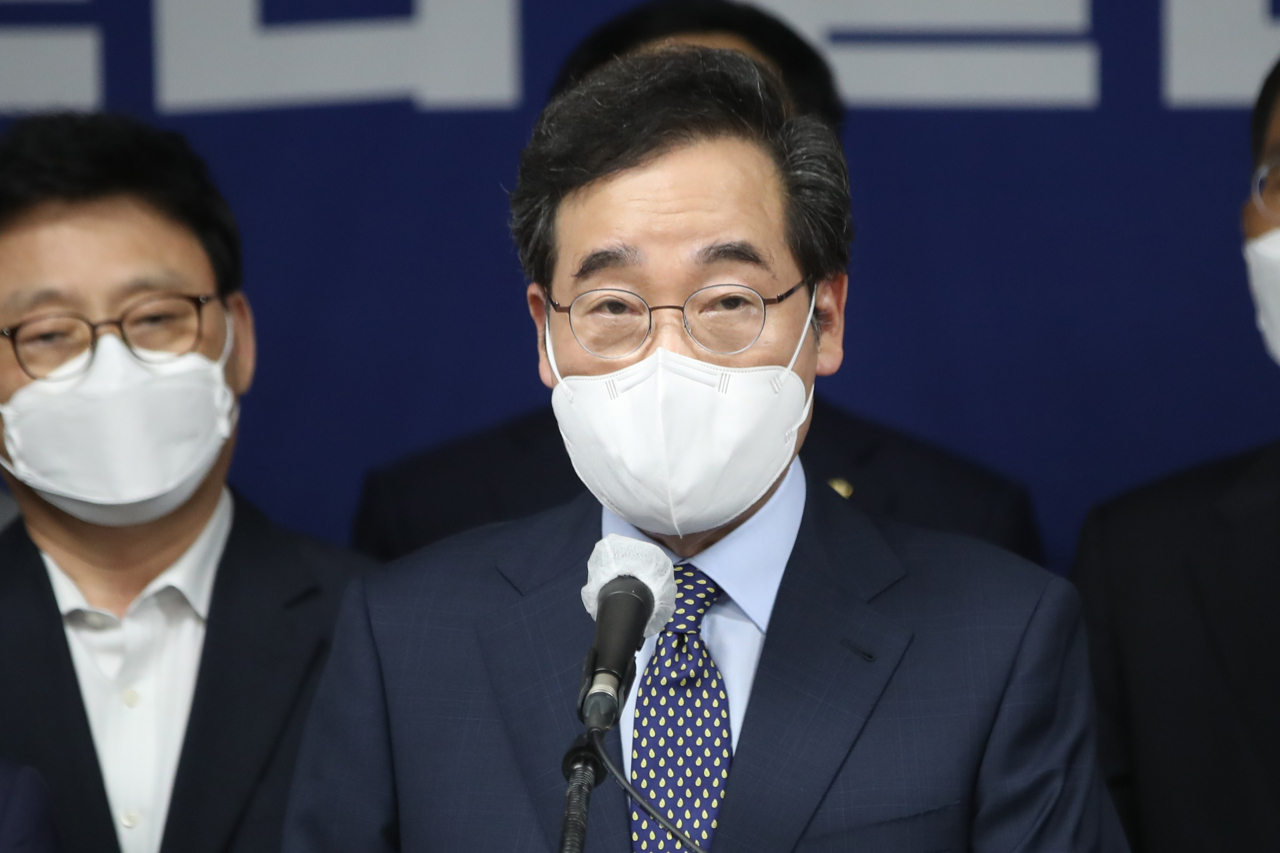더불어민주당 대권주자인 이낙연 전 대표가 8일 광주·전남 발전전략을 발표하기 위해 찾은 광주시의회 시민소통실에서 의원직 사퇴를 선언하고 있다. 연합뉴스
