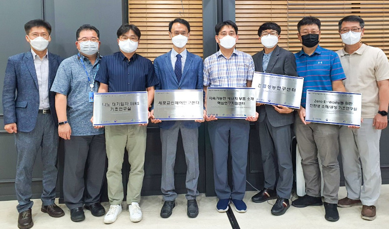 인하대학교 대형 국책연구과제 선정에 따른 현판수여식 참석자들이 행사 후 기념촬영을 하고 있다.