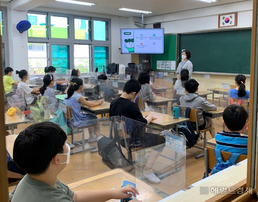 지난 6일 당서초등학교에서 강숲생태학교 수업이 진행되고 있다. [영등포구 제공]