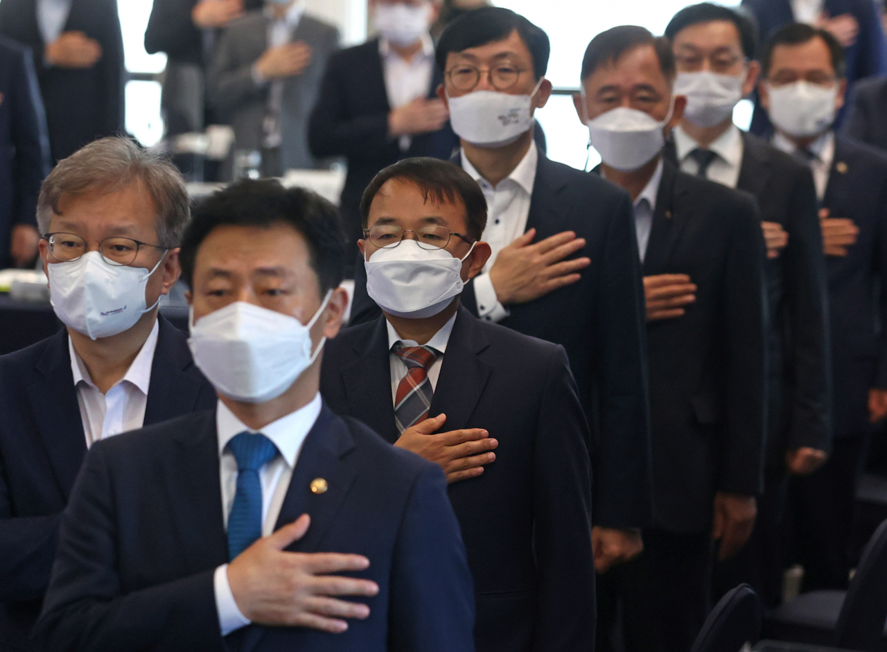 정부가 단기와 중기를 아우르는 일자리 대책을 발표했다. 당장 올해 하반기에는 청년 약 10만명의 취업을 중소기업과 연계해 돕는다. 2023년까지는 사회적기업 일자리 2만5000개, 2025년엔 친환경 녹색일자리 8만개를 신설한다.고용노동부·중기벤처기업부·환경부 등 정부는 9일 서울 중구 프레스센터에서 열린 ‘21차 일자리위원회’에서 이같은 방안이 확정됐다고 밝혔다. 사진은 이날 서울 중구 프레스센터에서 열린 일자리위원회에서 경례하고 있는 김용기 일자리위원회 부위원장(왼쪽 세번째), 권칠승 중소벤처기업부 장관(왼쪽 첫번째), 이호승 청와대 정책실장(왼쪽 네번째). [연합]
