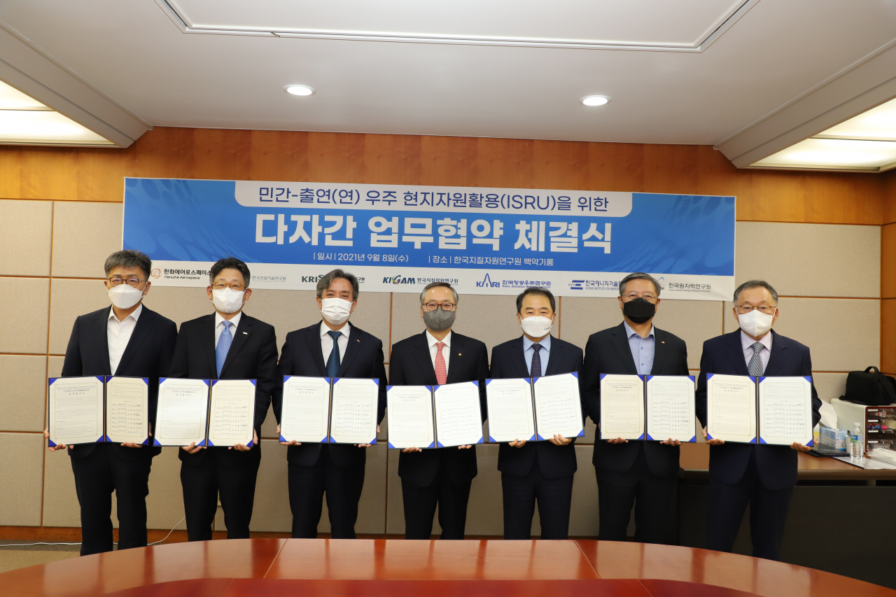 한화에어로스페이스가 정부출연 연구소(이하 정부 출연연) 6곳과 함께 ‘민간-출연(연) 우주 현지자원활용(ISRU)을 위한 다자간 업무협약(MOU)’. [한화에어로스페이스 제공]