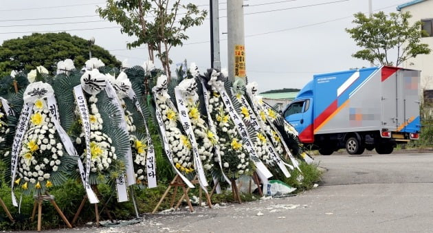 1일 오전 경기도 김포시 한 택배업체 터미널에 마련된 40대 택배대리점주 이모씨의 분향소 인근에 전국 택배대리점 점주들이 보낸 근조화환들이 줄지어 놓여 있다. 이씨는 노조를 원망하는 내용의 유서를 남기고 지난달 30일 극단적 선택을 했다. [연합]