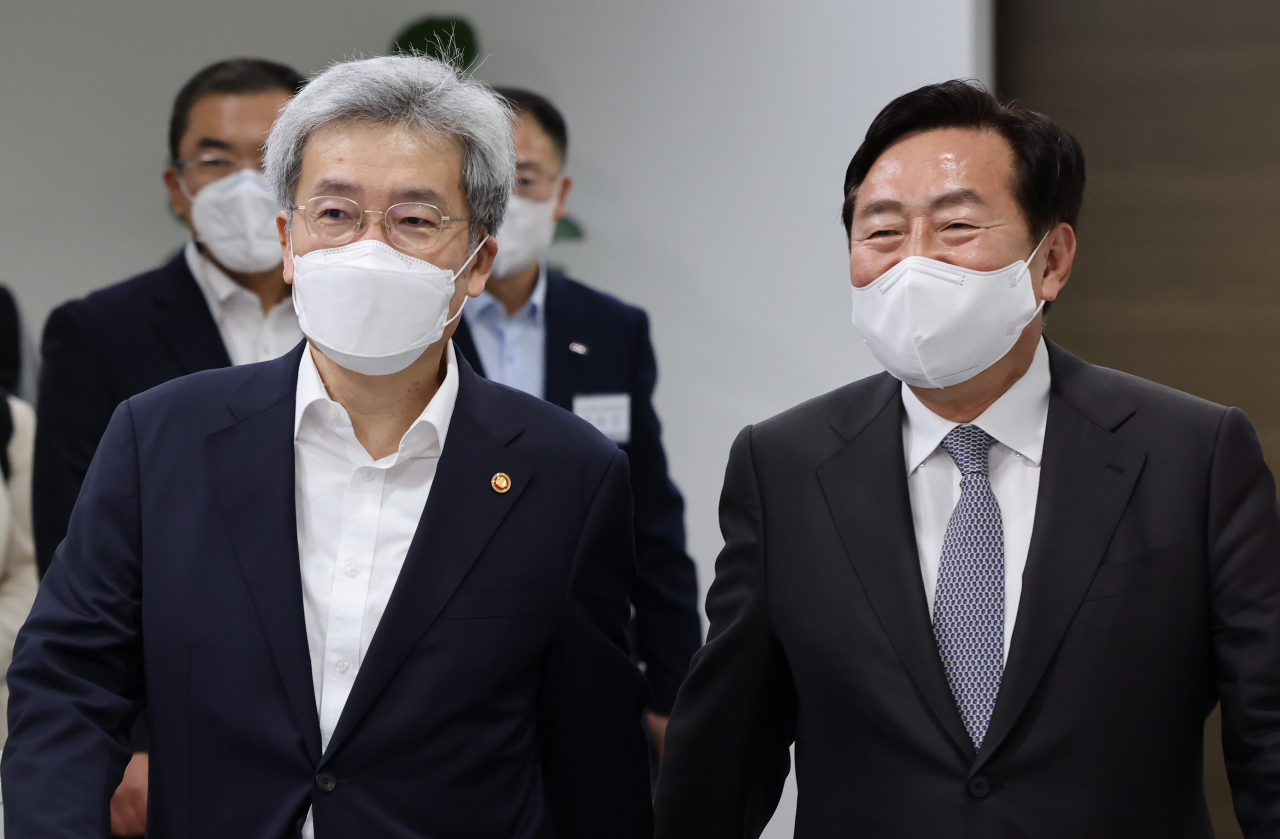 고승범 금융위원장(왼쪽)과 김기문 중소기업중앙회장이 9일 오전 서울 여의도 중소기업중앙회에서 열린 중소기업·소상공인 단체 간담회에 입장하고 있다. [연합]