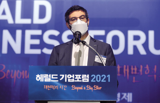 파브리스 에스피노자 에어버스코리아 지사장이 지난 8일 서울시 중구 대한상공회의소 국제회의장에서 열린 ‘헤럴드 기업포럼 2021’에서 강연을 하고 있다. 박해묵 기자