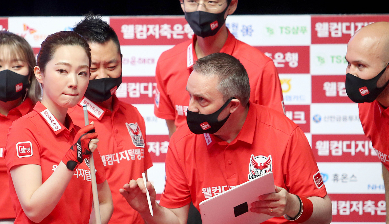 쿠드롱이 진지한 표정으로 팀원 차유람에게 조언하고 있다. [PBA 제공]