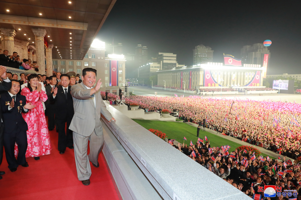 북한 조선중앙통신은 9일 0시 평양 김일성광장에서 정권수립기념일인 제73주년 9·9절을 맞아 경축 민간 및 안전무력 열병식을 진행했다고 보도했다. [연합]