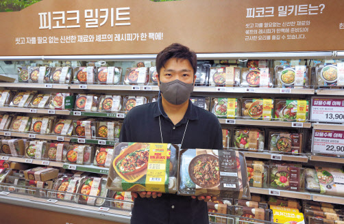 김범환 이마트 밀키트 바이어가 자신이 만든 제품을 들고 있다. [이마트 제공]