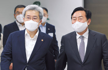 고승범 금융위원장(왼쪽)과 김기문 중소기업중앙회장이 9일 오전 서울 여의도 중소기업중앙회에서 열린 중소기업·소상공인 단체 간담회에 입장하고 있다. [연합]