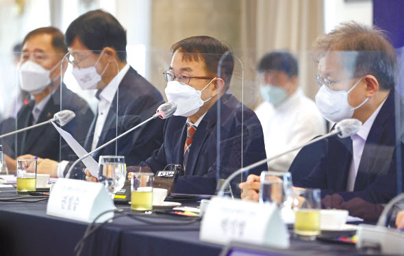 김용기(오른쪽 두번째) 일자리위원회 부위원장이 9일 오전 서울 중구 프레스센터에서 열린 일자리위원회에서 인사말을 하고 있다. 일자리위는 이날 회의에서 그린뉴딜 등 녹색산업 투자확대로 2025년까지 환경일자리 8만개를 창출하는 등 중소기업·국방 분야의 일자리 확대 방안을 논의했다. [연합]