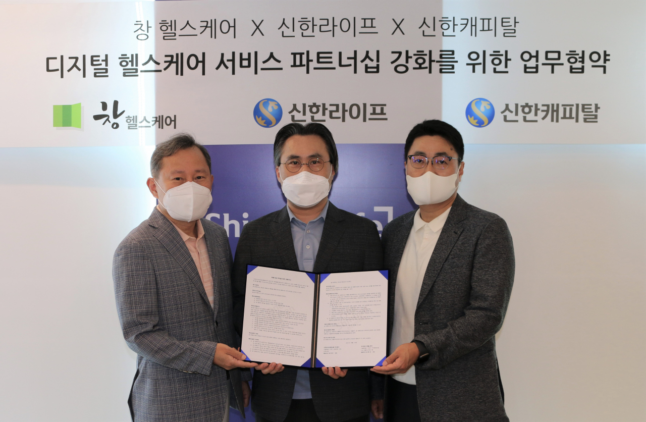 8일 서울 중구 신한라이프 본사에서 신한라이프와 창헬스케어 간의 업무협약식이 열리고 있다. 왼쪽부터 성창규 창헬스케어 대표이사, 최승환 신한라이프 디지털혁신그룹장, 정상훈 신한캐피탈 SI금융본부장. [신한라이프 제공]