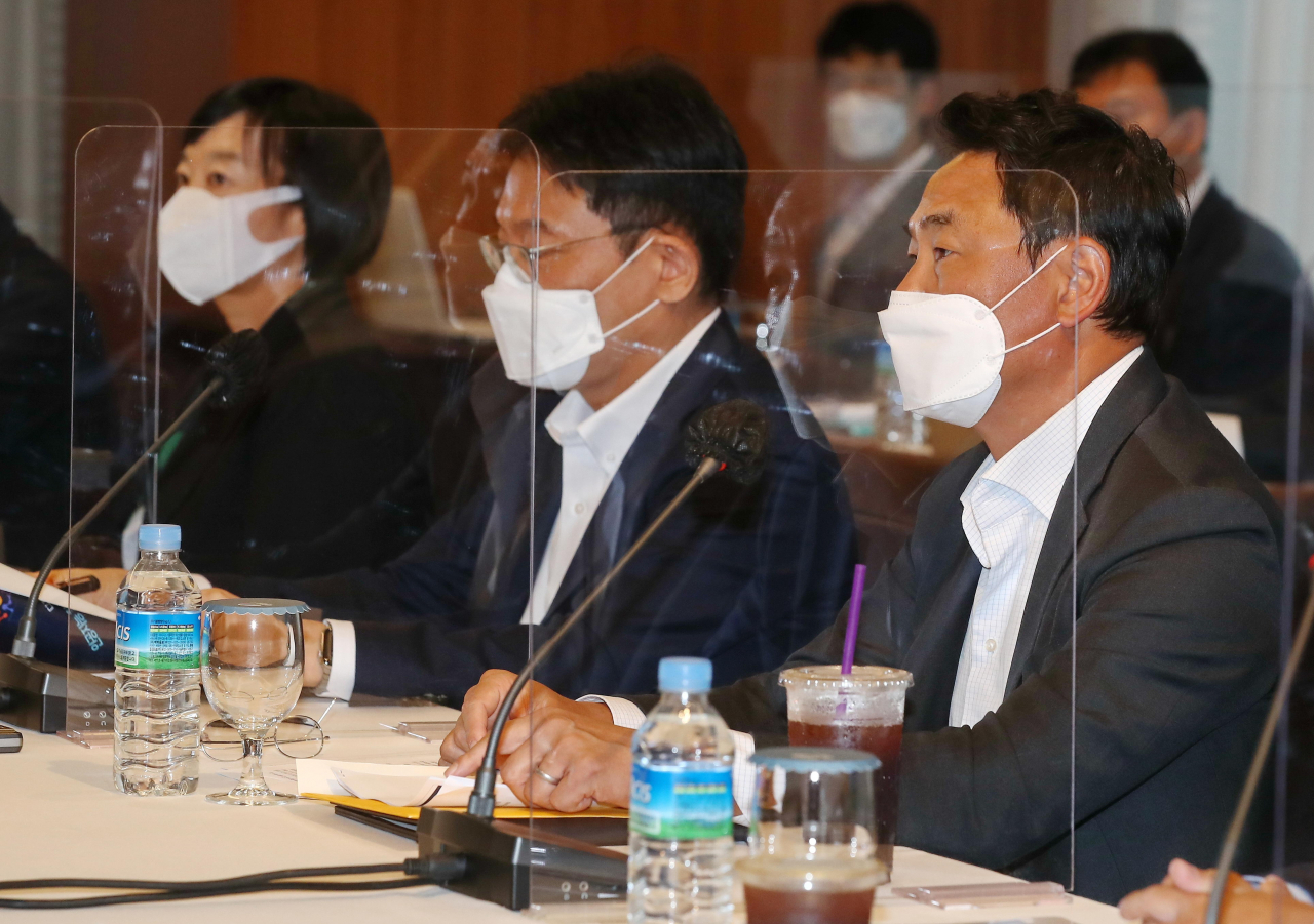 7일 오후 서울 오크우드프리미어호텔에서 열린 ‘인공지능 최고위 전략대화’에서 여민수(맨 오른쪽) 카카오 대표와 한성숙(맨 왼쪽) 네이버 대표가 임혜숙 과학기술정보통신부 장관의 인사말을 듣고 있다. [연합]