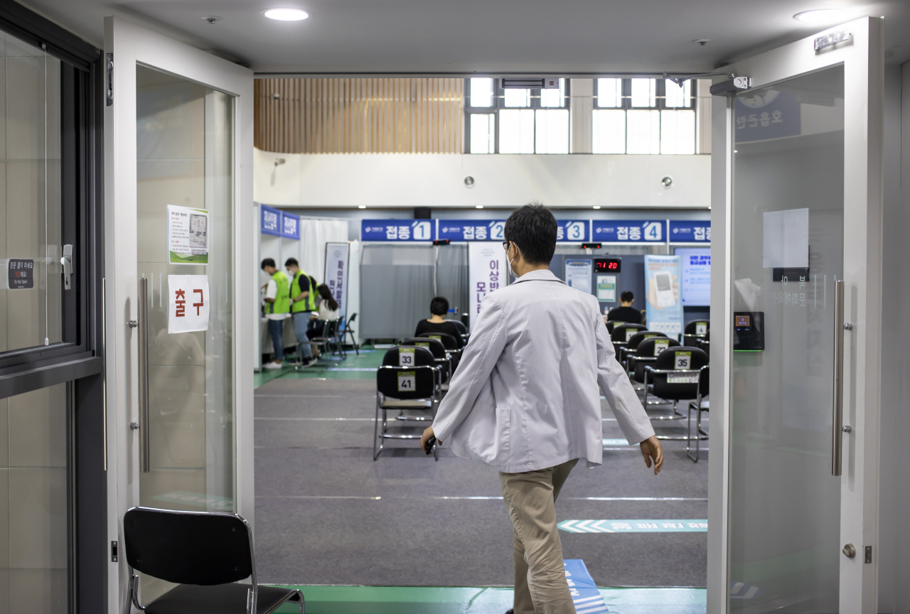 국내 신종 코로나바이러스 감염증(코로나19) 백신 접종에 속도가 붙으면서 정부의 '추석전 국민 70% 1차 접종' 목표 달성이 가시권에 들어온 가운데 9일 오전 서울 서대문구 북아현문화체육센터에 마련된 코로나19 예방접종센터에서 한 의료진이 이동하고 있다. 연합뉴스