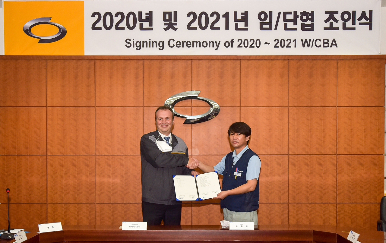 르노삼성차 2020년 및 2021년 임단협 조인식에서 도미닉시뇨라 대표이사(좌)와 박종규 노조위원장(우)이 악수하고 있다. [르노삼성차 제공]
