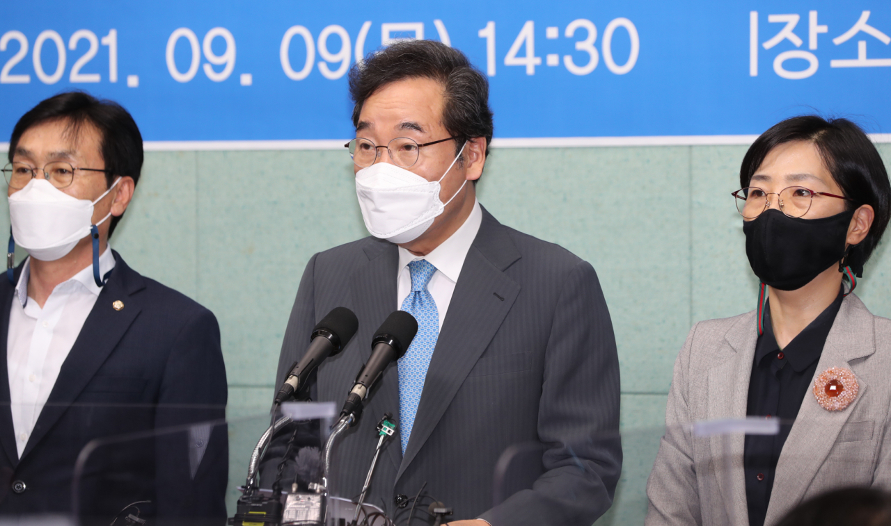 더불어민주당 대권주자인 이낙연 전 대표가 9일 오후 전북도의회에서 기자회견을 하고 전북권 공약 등을 발표하고 있다. [연합]