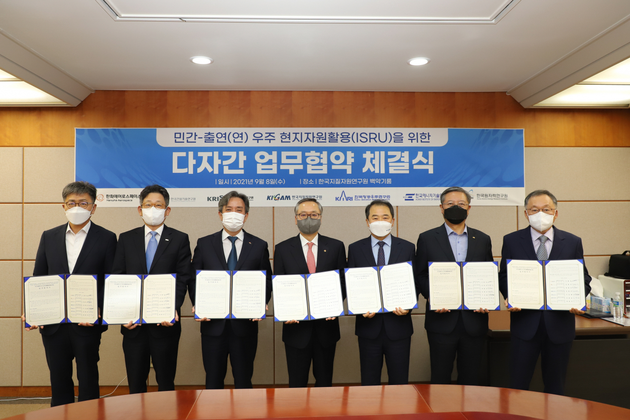 한국지질자원연구원에서 열린 우주 현지자원활용(ISRU)를 위한 다자간 업무협약(MOU) 체결식에서 출연연 원장 및 한화 대표이사 등 관계자들이 기념촬영을 하고 있다. 왼쪽부터 박원석 원자력연 원장, 박현민 표준연 원장, 김병석 건기연 원장, 한화 신현우 대표이사, 김광은 지자연 원장직무대행, 김종남 에기연 원장, 이상률 항우연 원장.[한국지질자원연구원 제공]
