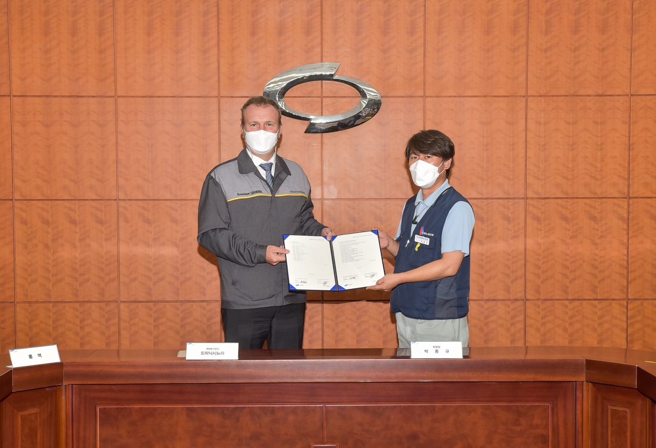 르노삼성자동차 2020년 및 2021년 임단협 조인식에서 도미닉 시뇨라 대표이사(왼쪽)와 박종규 노조위원장이 기념촬영을 하고 있다. [르노삼성차 제공]