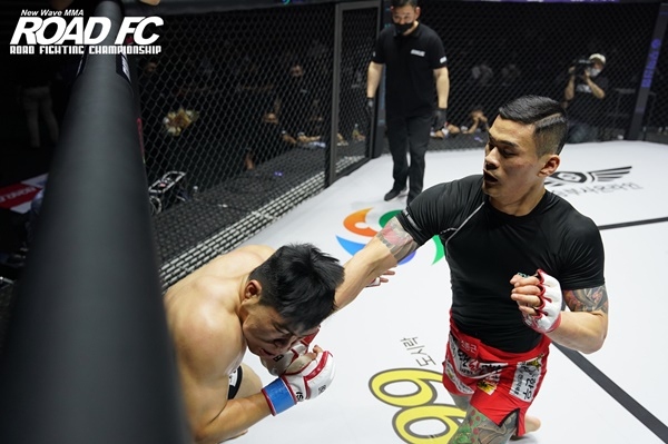 챔피언 결정전에서 강력한 라이트 단발을 오일학의 턱에 꽂는 황인수 [로드FC 제공]