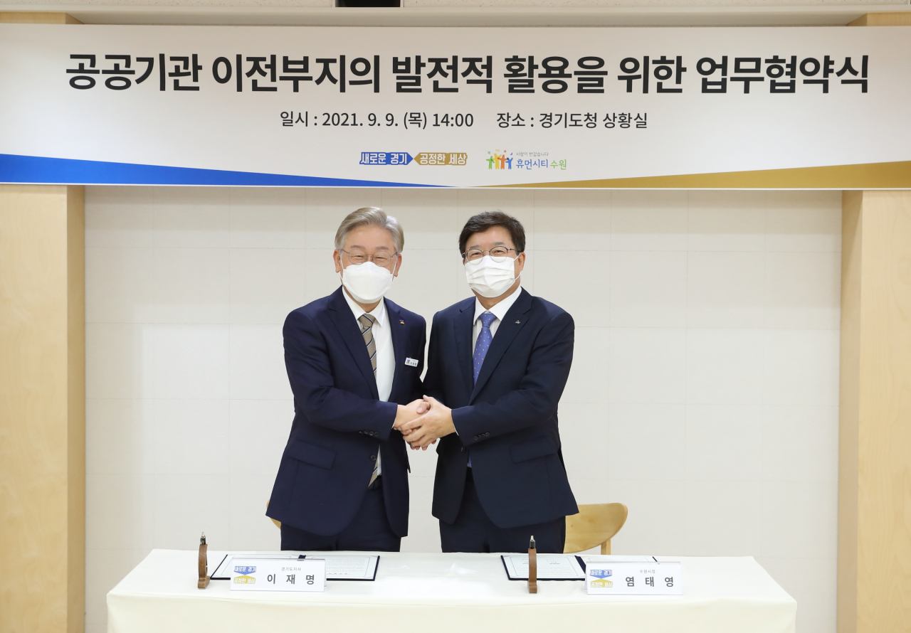 이재명 경기지사(왼쪽)과 염태영 수원시장(오른쪽)