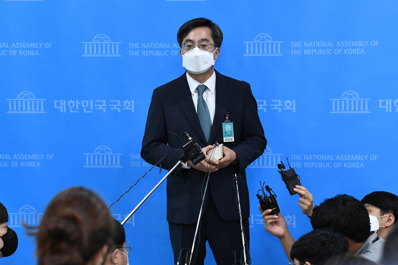 대선 출마를 선언한 김동연 전 경제부총리가 9일 서울 국회 소통관에서 국민의당 안철수 대표와 금태섭 전 더불어민주당 의원과의 연대 가능성 등에 대한 질문에 답하고 있다. [연합]