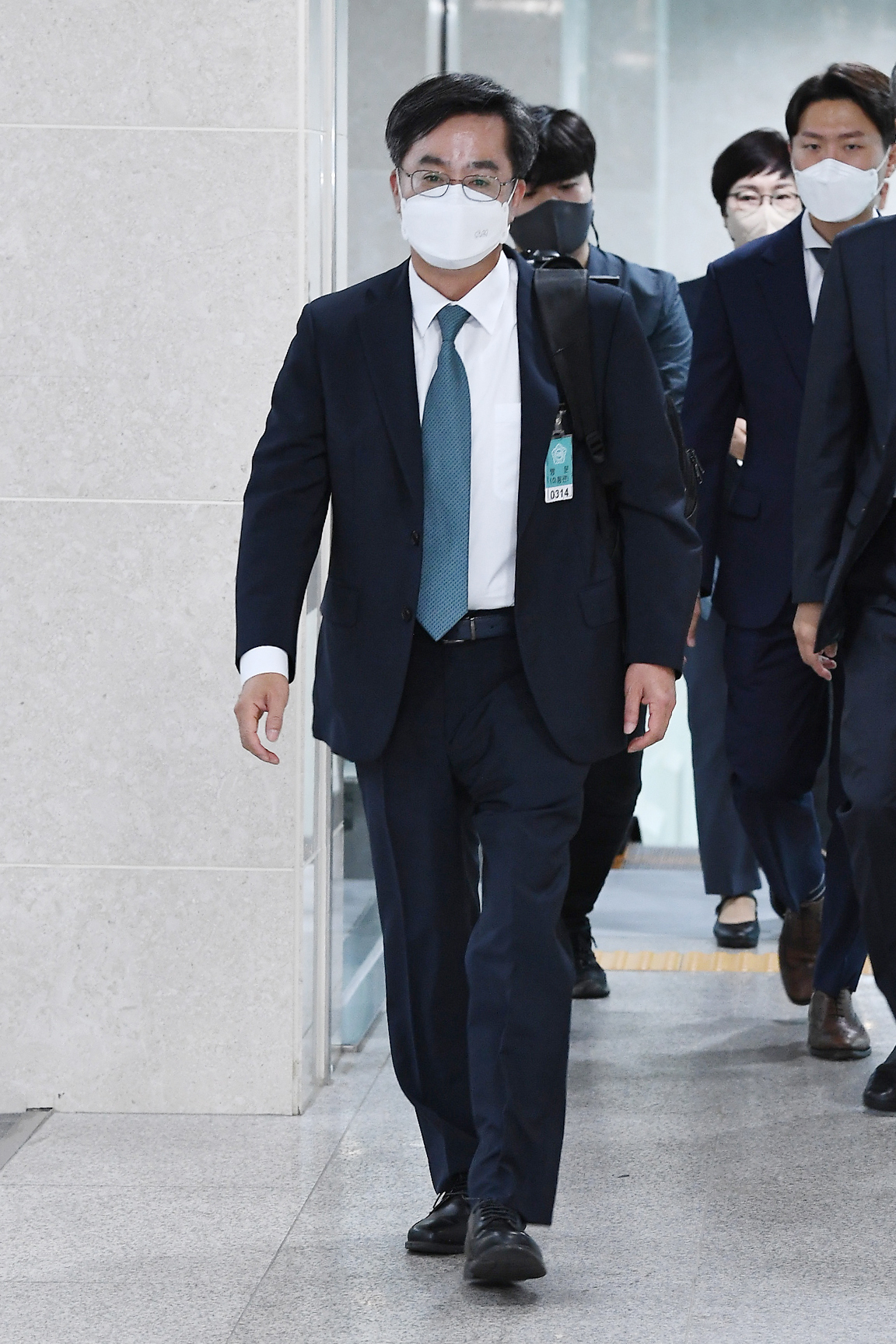 대선 출마를 선언한 김동연 전 경제부총리가 9일 서울 국회 소통관에서 열린 기자회견에 참석하기위해 입장하고 있다. [연합]