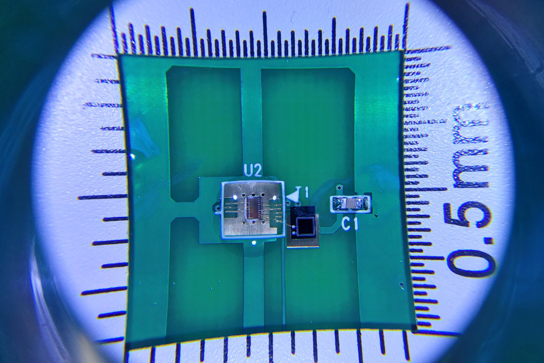 1.5mm 크기의 베타 양자난수발생기 집적회로 시제품.[한국원자력연구원 제공]