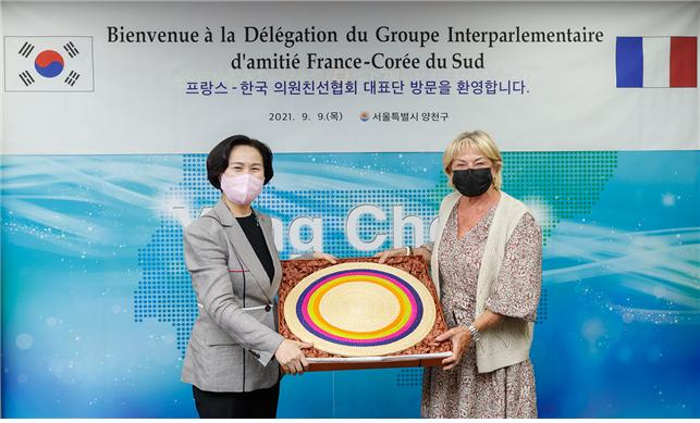 카트린 뒤마 회장에게 화문석 방석을 전달하고 기념촬영 중인 김수영 양천구청장. [양천구 제공]