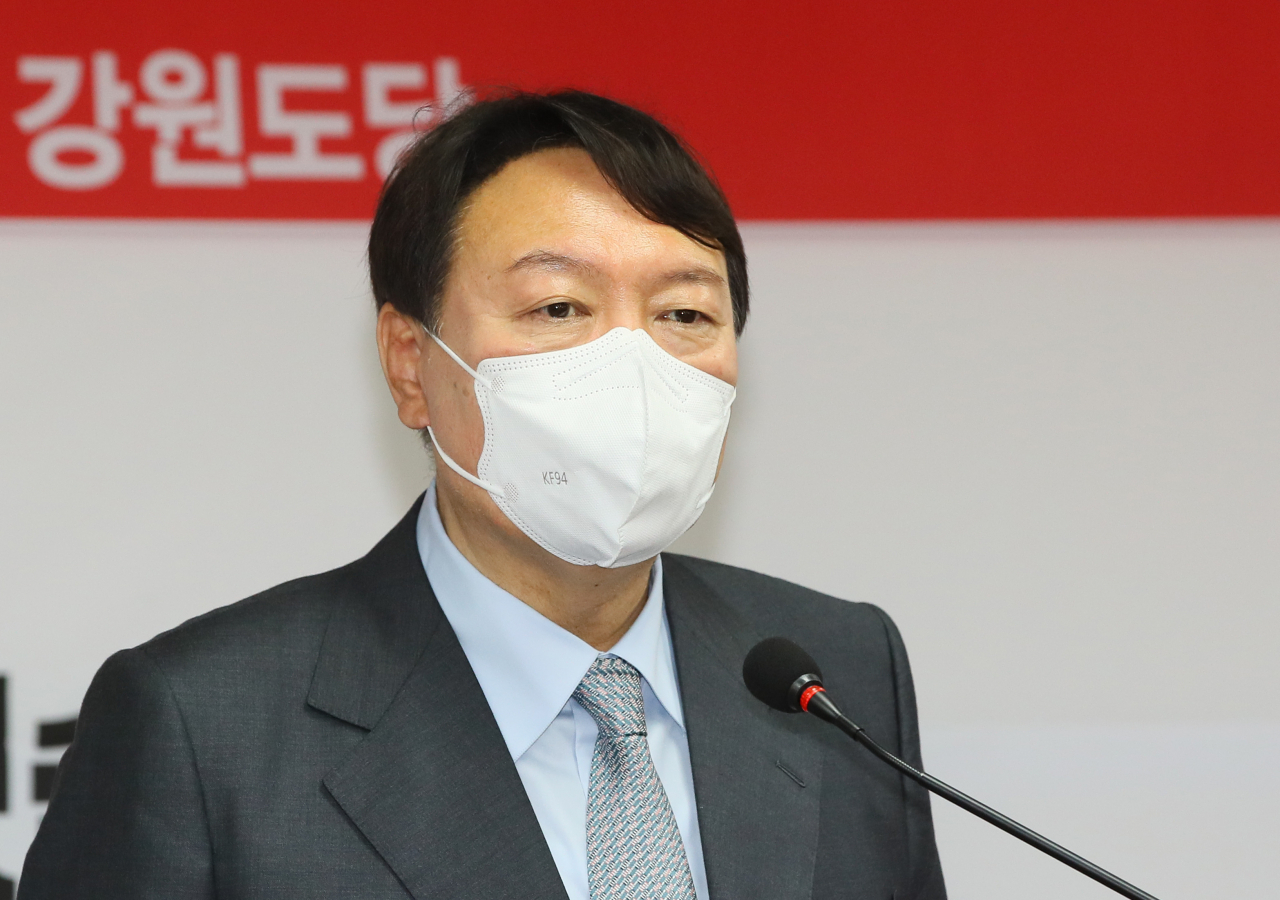 국민의힘 대권주자인 윤석열 전 검찰총장이 9일 강원 춘천시 금강로 국민의힘 강원도당에서 열린 강원선대위 임명장 수여식에서 인사말하고 있다. [연합]