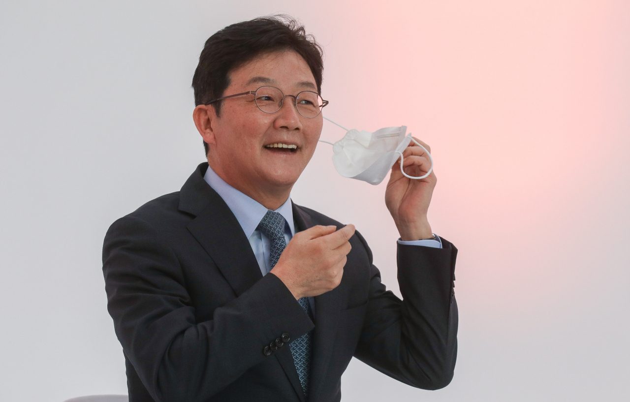 9일 서울 금천구 즐스튜디오에서 열린 국민의힘 대선 경선 후보 ‘국민 시그널 면접’에 참가한 유승민 후보가 마스크를 벗고 있다. [연합]