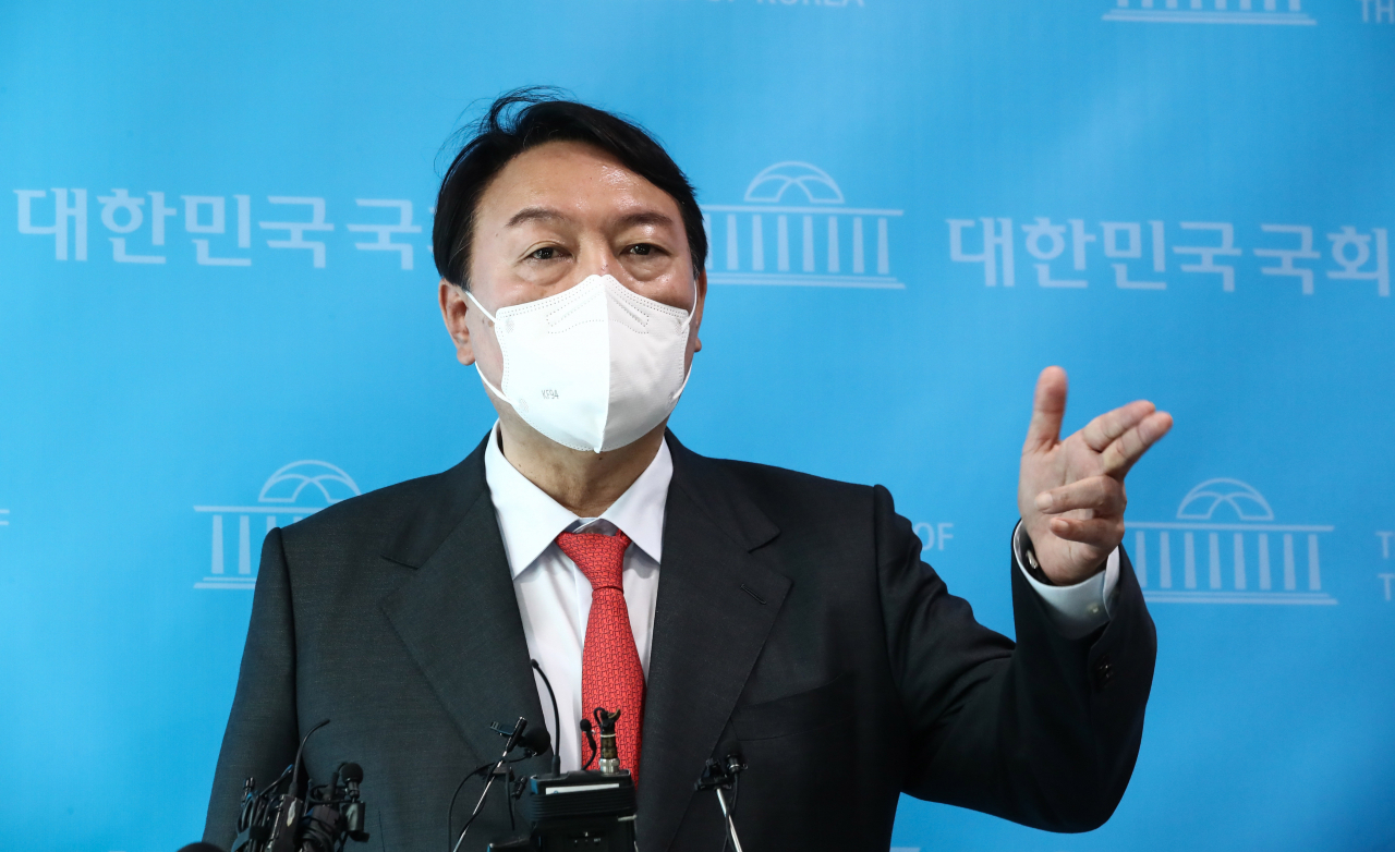 국민의힘 대권주자인 윤석열 전 검찰총장이 8일 서울 여의도 국회 소통관에서 ‘고발사주’ 의혹과 관련해 입장을 밝히고 있다. [연합]