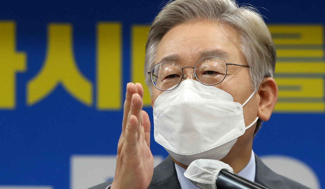 더불어민주당 대권주자인 이재명 경기도지사가 6일 강원 원주시청에서 열린 기자간담회에서 대선 공약을 발표하고 있다. [연합]