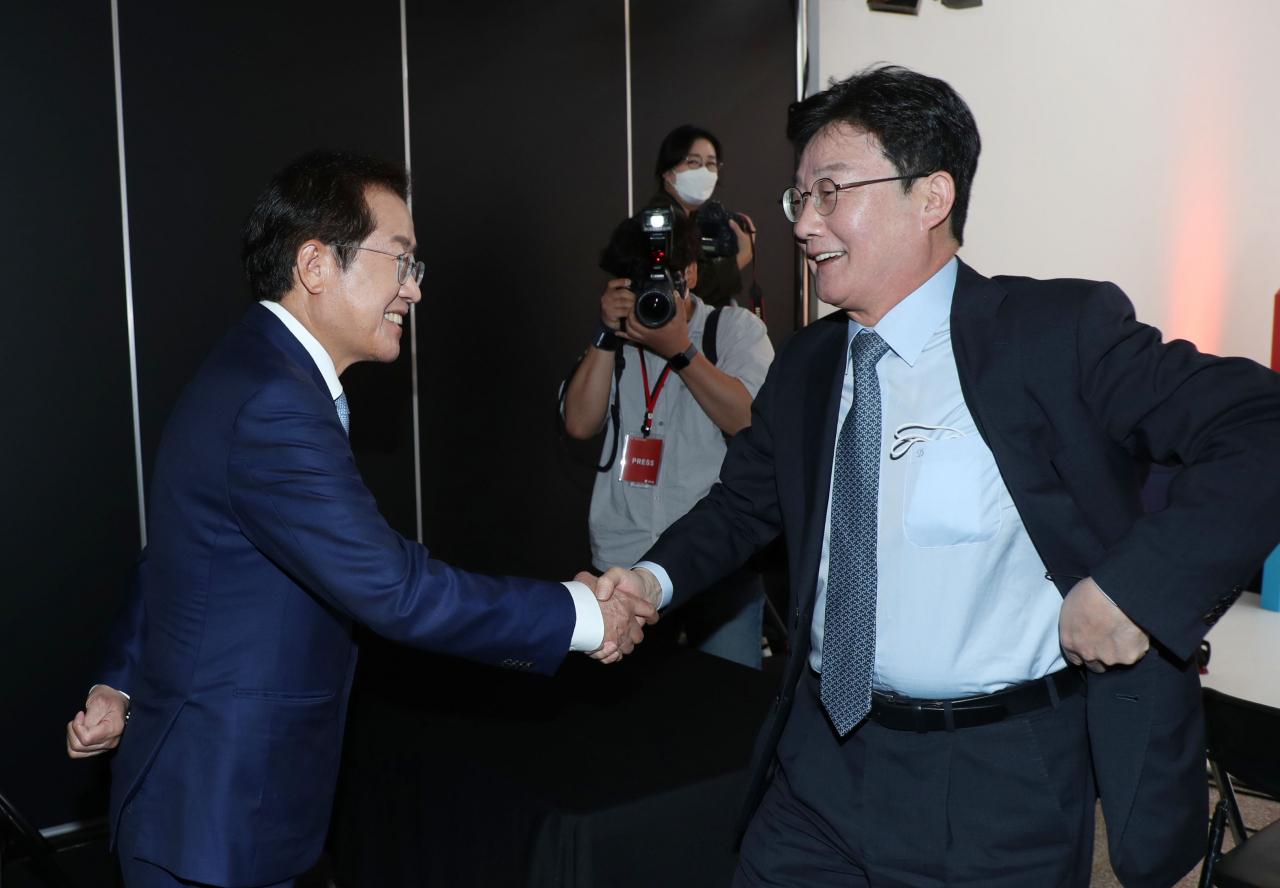 지난달 9일 서울 금천구 즐스튜디오에서 열린 국민의힘 대선 경선후보 '국민 시그널 면접'에 참가한 홍준표(왼쪽) 의원이 먼저 면접을 치르고 나서는 유승민 전 의원과 반갑게 인사하고 있다. [연합]