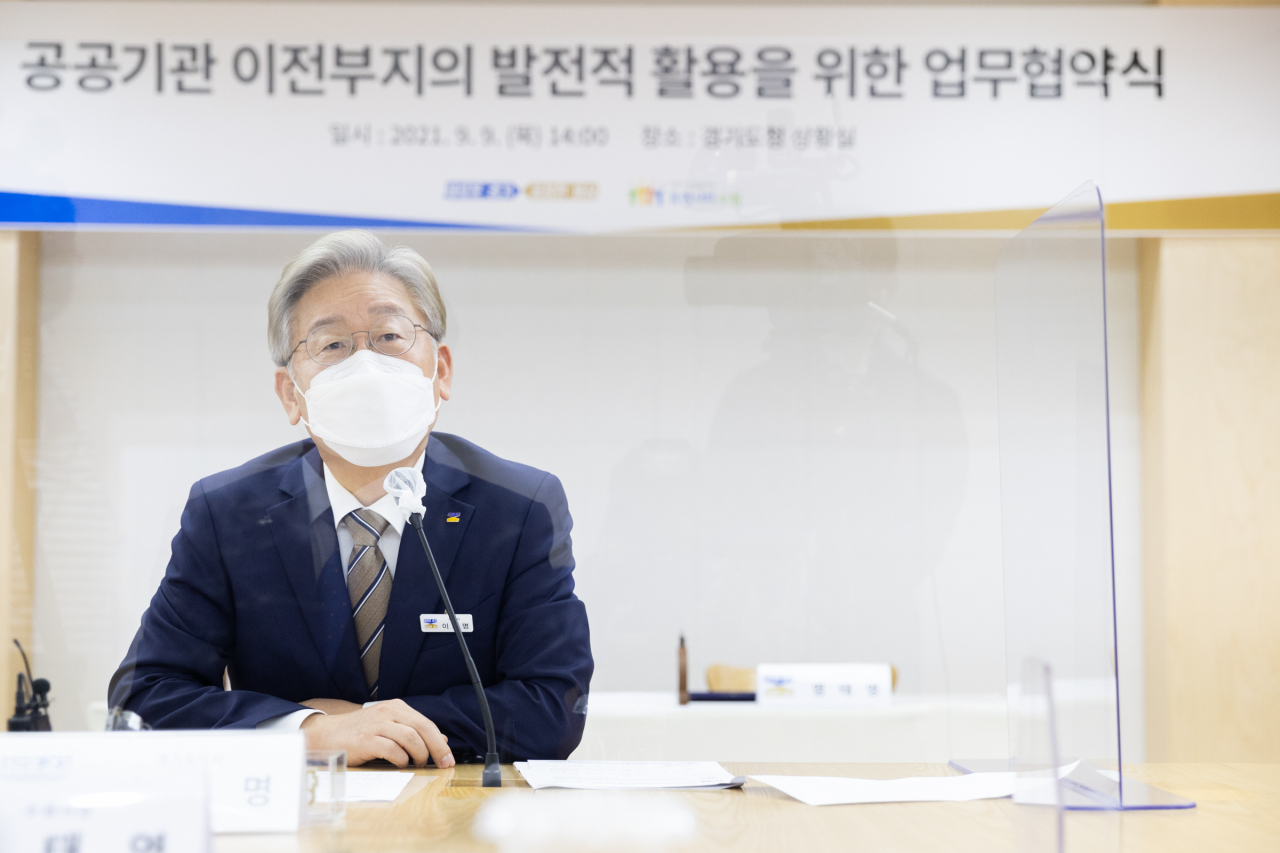이재명 경기도지사가 9일 경기도 수원시 경기도청 상황실에서 열린 수원시에 있는 도 산하 공공기관 이전 부지의 발전적 활용을 위한 업무협약식에서 인사말을 하고 있다. [연합]