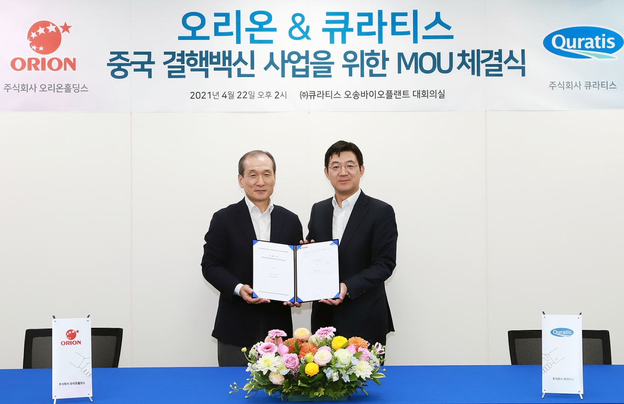 4월 오리온홀딩스-큐라티스 ‘결핵백신 기술도입 MOU’ 체결식에서 허인철(왼쪽) 오리온홀딩스 대표이사 부회장, 조관구 큐라티스 대표가 기념 사진을 찍고 있다.