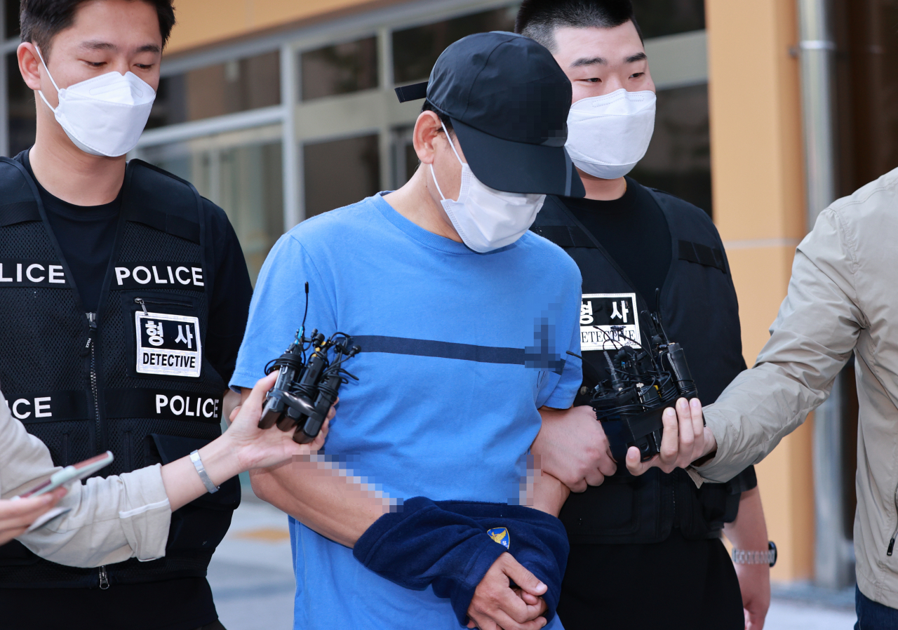 이혼 소송 중인 아내와 다툼을 벌이다 흉기로 살해한 혐의를 받는 장모 씨가 10일 오전 서울 강서경찰서에서 이송되고 있다. 이날 강서경찰서는 장씨 사건을 검찰로 송치했다. [연합]