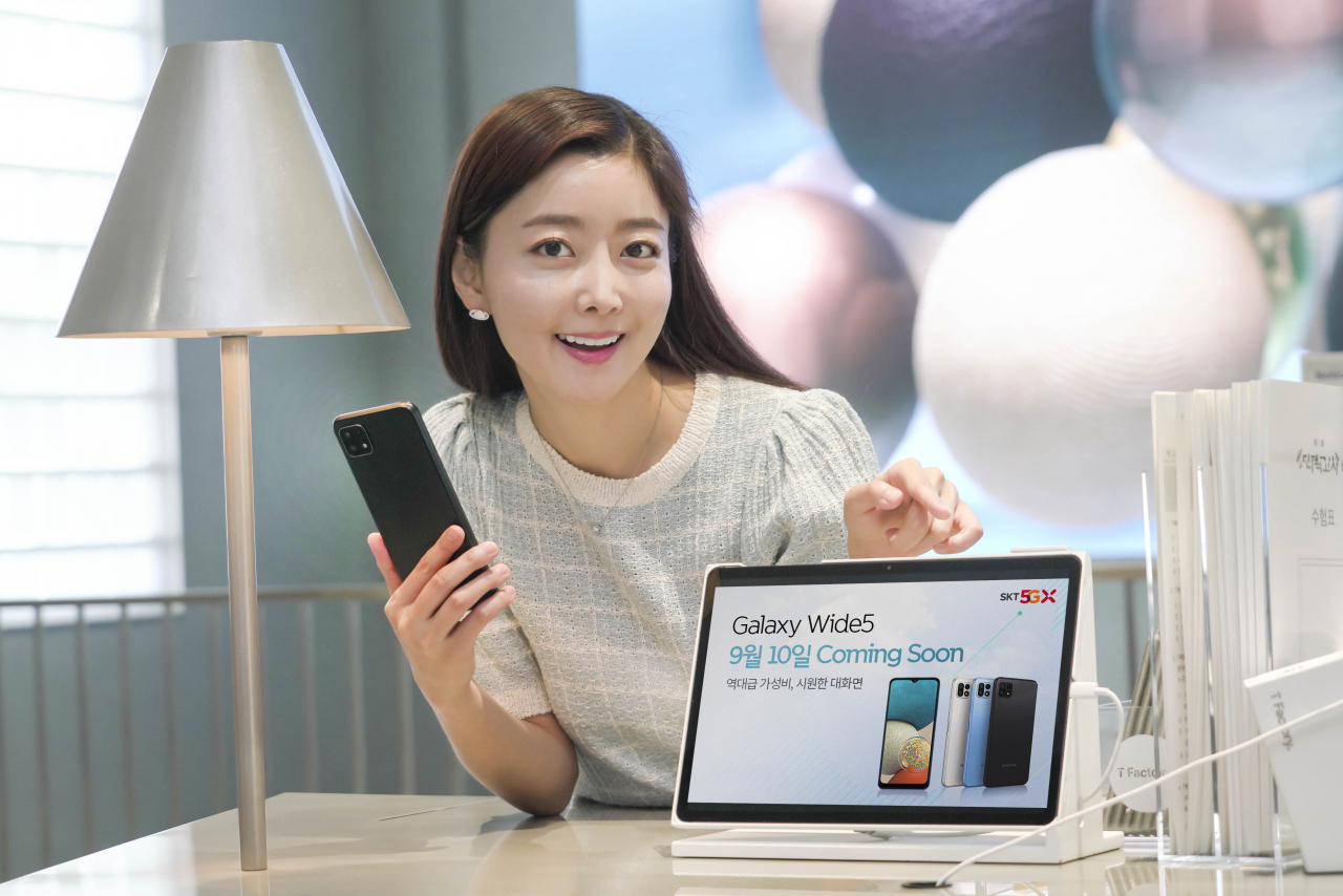 SKT는 40만원대 5G폰 삼성전자 갤럭시 와이드5를 단독 출시한다고 10일 밝혔다. [SK텔레콤 제공]