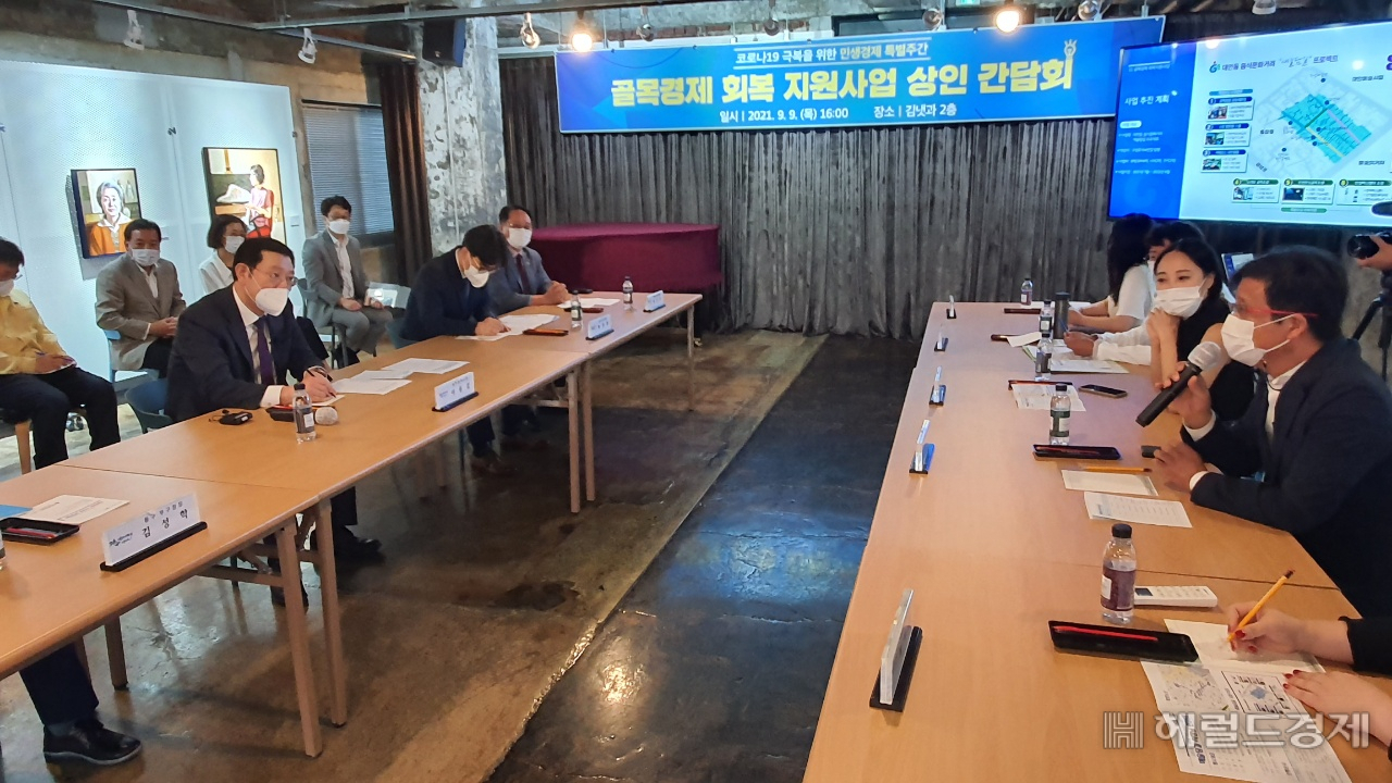 이용섭 시장은 이날 김냇과에서 지역민과 상인, 임대인, 지역예술인이 참석한 가운데 사업추진현황과 지역상권 활성화 방안을 논의했다.