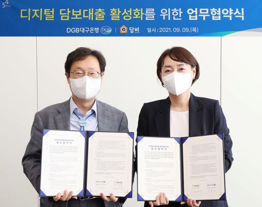 이숭인 DGB대구은행 IMBANK본부 상무(좌)와 온-오프라인 연계 담보대출 비교 플랫폼 ‘담비’ 운영사 주은영 베스트핀 대표(우)가 디지털 담보대출 활성화를 위한 업무협약식에서 기념 촬영을 하고 있다.