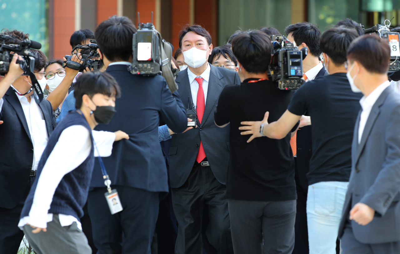 국민의힘 대권주자인 윤석열 전 검찰총장이 8일 서울 여의도 국회 소통관에서 '고발사주' 의혹과 관련해 입장을 밝히는 기자회견을 마치고 소통관을 나서고 있다. [연합]