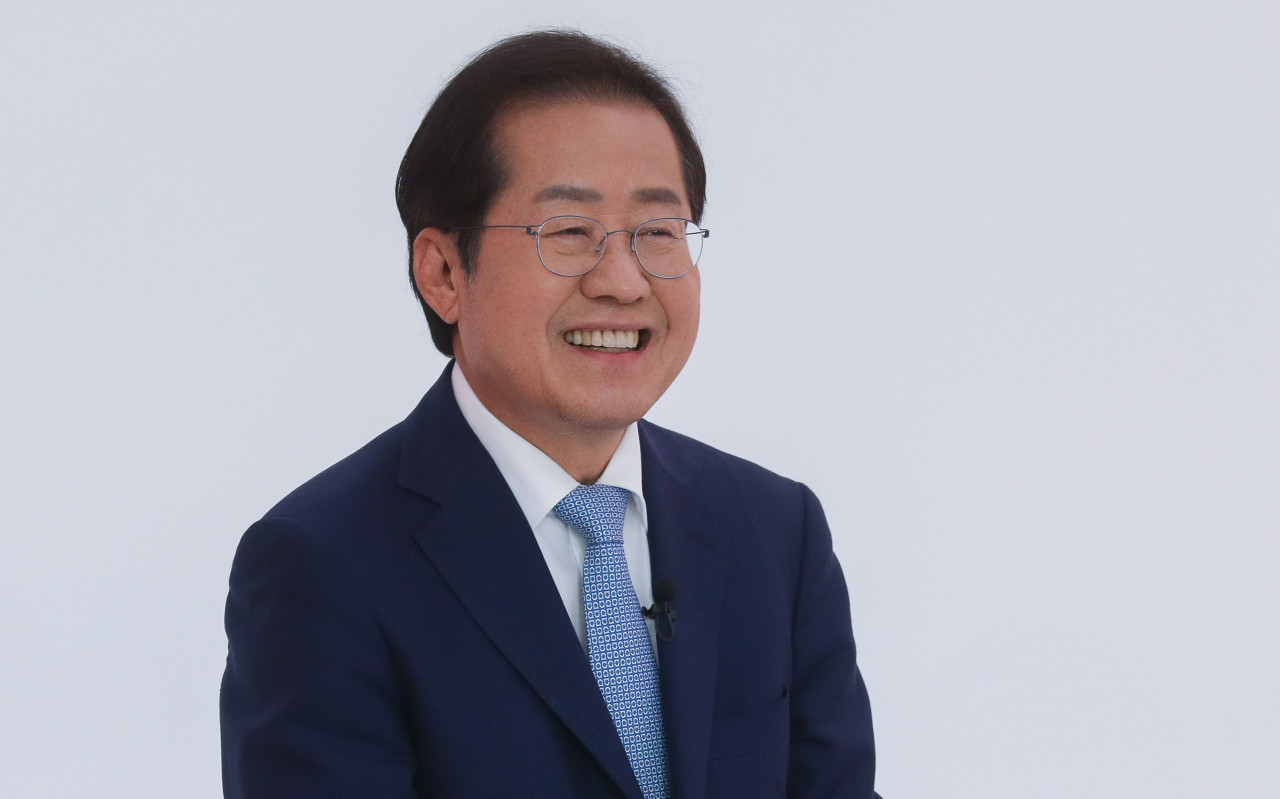 9일 서울 금천구 즐스튜디오에서 열린 국민의힘 대선 경선 후보 '국민 시그널 면접'에 참가한 홍준표 후보가 스튜디오로 들어서고 있다. [국회사진기자단]
