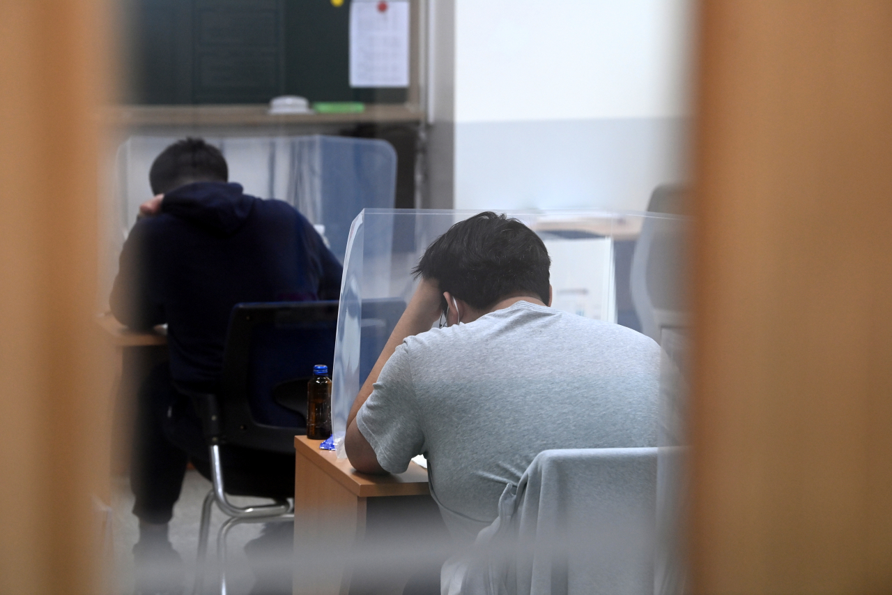 지난 달 1일 오전 서울 마포구 종로학원 강북본원에서 수험생들이 2022학년도 수능 9월 모의평가를 치르고 있다. [연합]