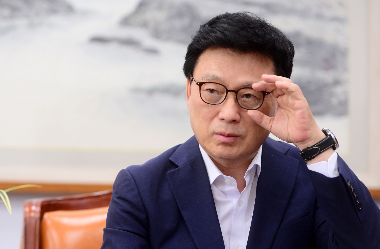 [헤럴드경제=이상섭 기자] 9일 오후 서울 여의도 국회 본청 법제사법위원회 위원장실에서 박광온 ‘이낙연 캠프’ 선거대책본부장이 본지와 인터뷰를 하고 있다. 박 본부장은 법사위원장직을 겸하고 있다.
