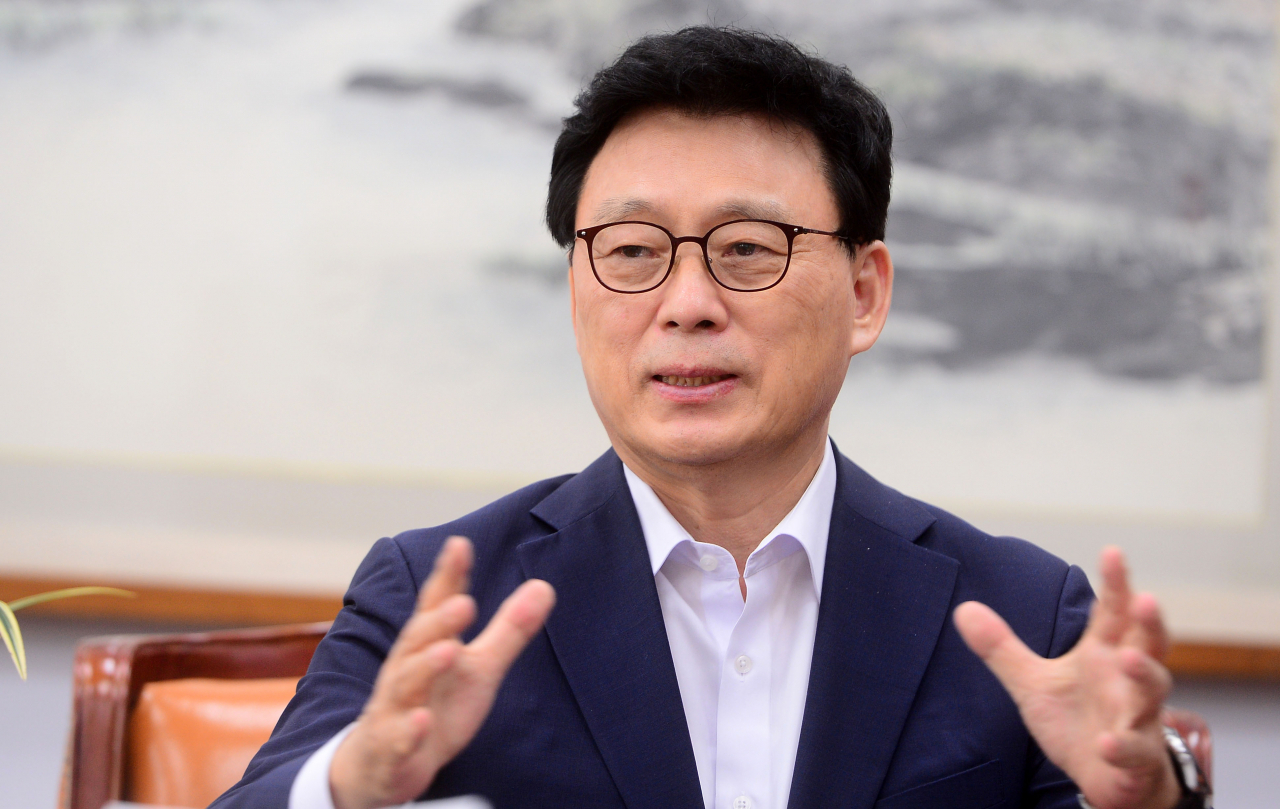 [헤럴드경제=이상섭 기자] 9일 오후 서울 여의도 국회 본청 법제사법위원회 위원장실에서 박광온 ‘이낙연 캠프’ 선거대책본부장이 본지와 인터뷰를 하고 있다. 박 본부장은 법사위원장직을 겸하고 있다.