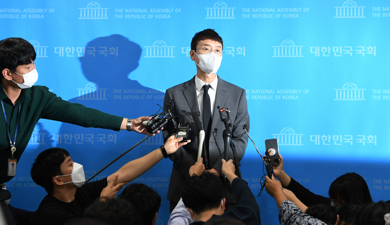 국민의힘 김웅 의원이 8일 서울 여의도 국회 소통관에서 지난해 총선 당시 윤석열 검찰총장의 측근 검사로부터 여권 인사에 대한 고발장을 넘겨받았다는 이른바 '고발 사주' 의혹과 관련해 기자회견을 하고 있다. [연합]