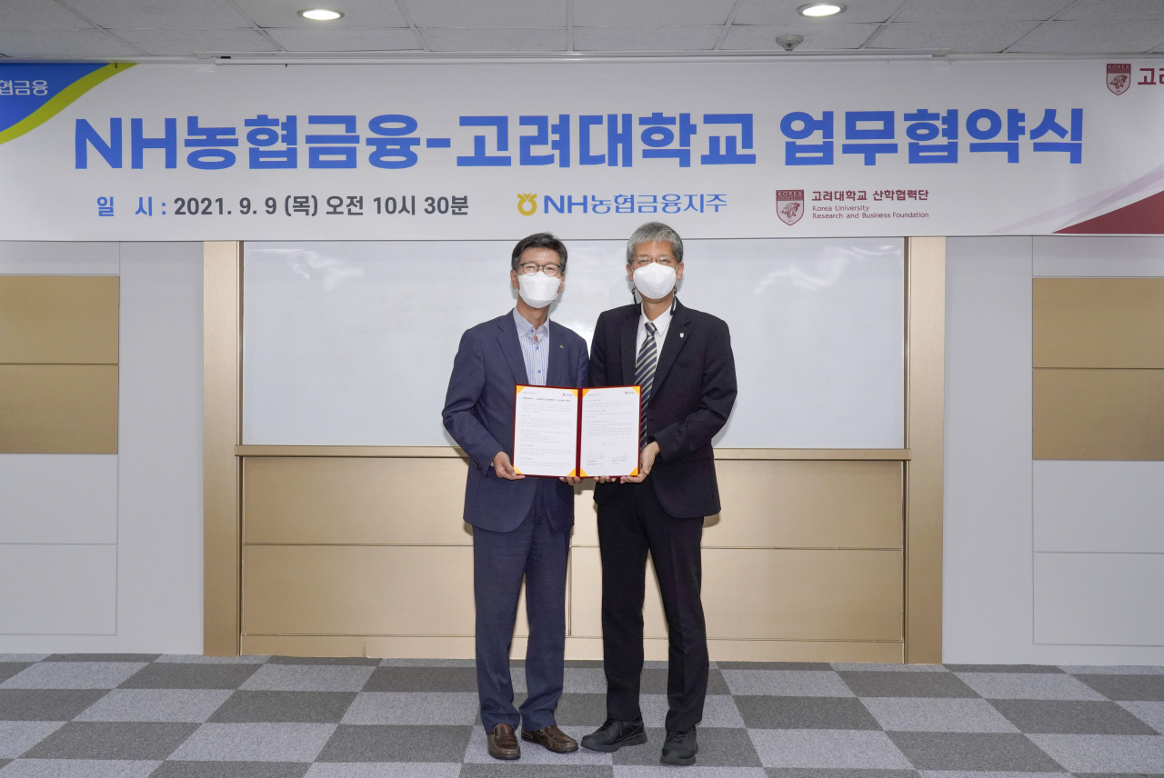 9일, 서울 성북구 고려대학교 산학협력단 회의실에서 개최된 농협금융지주와 고려대학교 간의 업무협약식. 농협금융지주 이상래 부문장(왼쪽)과 고려대학교 조석주 산학협력단장(오른쪽)