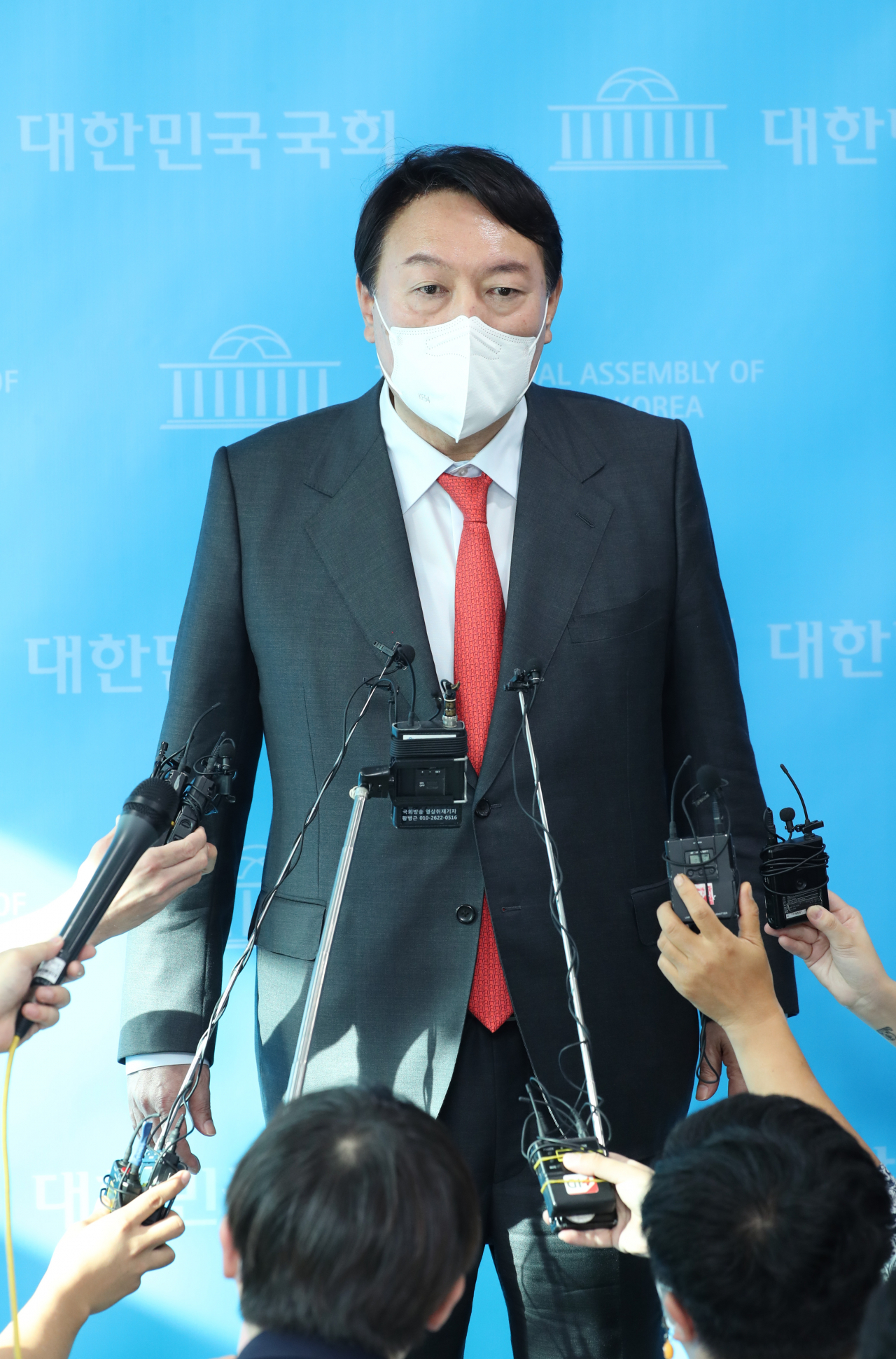 국민의힘 대권주자인 윤석열 전 검찰총장이 지난 8일 서울 여의도 국회 소통관에서 ‘고발사주’ 의혹과 관련해 입장을 밝히고 있다. [연합]