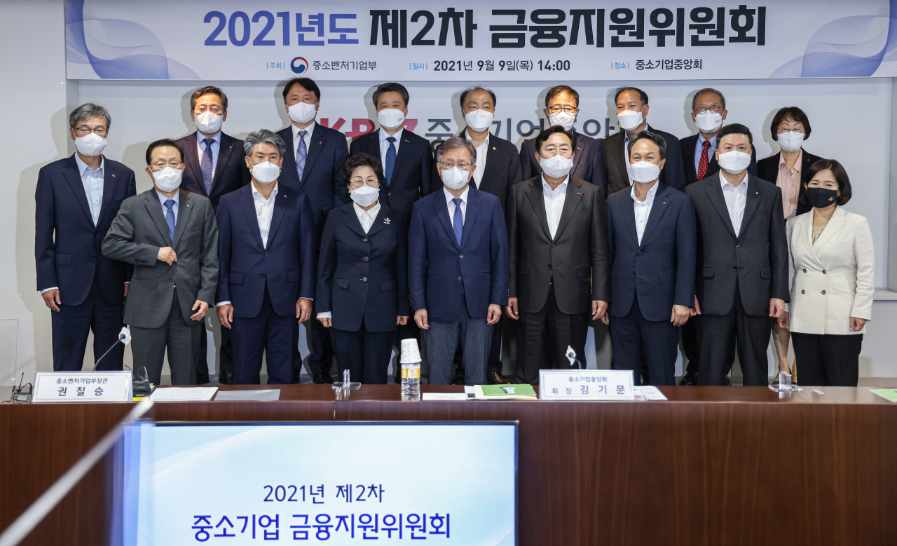 권칠승 중소벤처기업부 장관(아래 줄 왼쪽 네 번째부터) 김기문 중소기업중앙회장을 비롯한 시중 은행장과 금융기관장, 경제단체장들이 지난 9일 오후 서울 여의도 중기중앙회에서 열린 2021년 2차 중소기업 금융지원위원회 회의에 앞서 기념 촬영을 하고 있다. [연합]