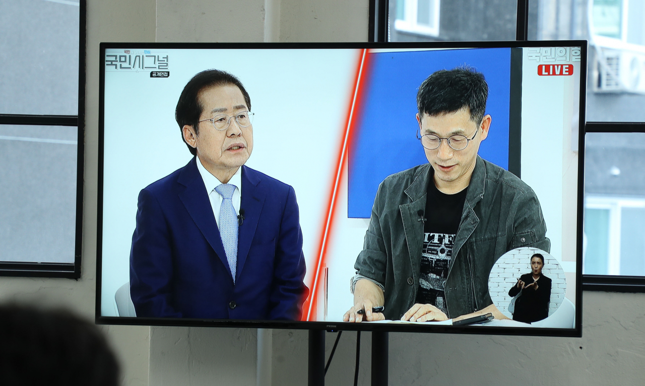 9일 서울 금천구 즐스튜디오에서 열린 국민의힘 대선 경선 후보 '국민 시그널 면접'에 참가한 홍준표 후보(왼쪽)와 면접관으로 참가한 진중권 전 동양대 교수의 모습이 한 화면에 보이고 있다. [연합]