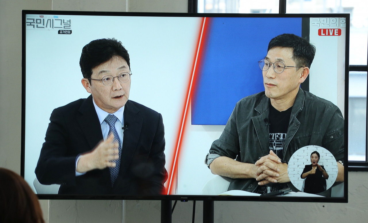 지난 9일 서울 금천구 즐스튜디오에서 열린 국민의힘 대선 경선 후보 '국민 시그널 면접'에 참가한 유승민 후보(왼쪽)와 면접관으로 참가한 진중권 전 동양대 교수의 모습이 한 화면에 보이고 있다. [연합]