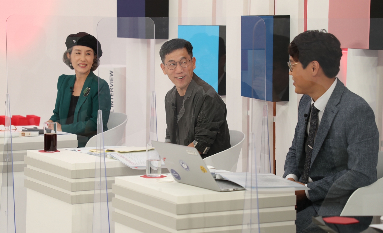 9일 서울 금천구 즐스튜디오에서 열린 국민의힘 대선 경선 후보 '국민 시그널 면접'에 참가한 면접관들이 대화하고 있다. 오른쪽부터 김준일 뉴스톱 대표, 진중권 전 동양대 교수, 박선영 동국대 교수. [연합]